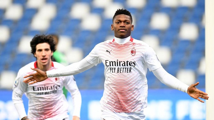 REGGIO NELLEMILIA, ITALY - DECEMBER 20: Rafael Leao of AC Milan celebrates after scoring their teams first goal  during the Serie A match between US Sassuolo and AC Milan at Mapei Stadium - Città del Tricolore on December 20, 2020 in Reggio nellEmilia, Italy. Sporting stadiums around Italy remain under strict restrictions due to the Coronavirus Pandemic as Government social distancing laws prohibit fans inside venues resulting in games being played behind closed doors. (Photo by Alessandro Sabattini/Getty Images)