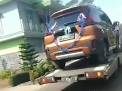 Lamaran Mewah Bak Sultan di Batang, Seserahannya Mobil dan Perabotan