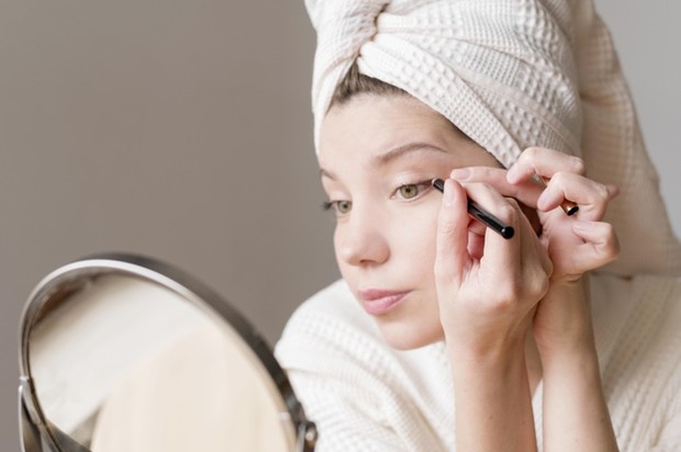 Tahan untuk menutup dan meregangkan mata/freepik.com Coba aplikasikan eyeliner saat mata terbuka dan mencegahnya tertutup dan meregang.