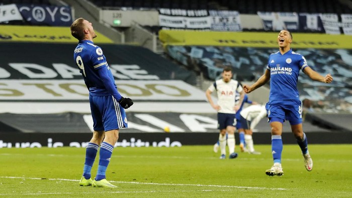 LONDON, ENGLAND - DECEMBER 20: Jamie Vardy of Leicester City celebrates with team mate Youri Tielemans (r) after their sides second goal, an own goal scored by Toby Alderweireld (Not pictured) of Tottenham Hotspur during the Premier League match between Tottenham Hotspur and Leicester City at Tottenham Hotspur Stadium on December 20, 2020 in London, England. The match will be played without fans, behind closed doors as a Covid-19 precaution. (Photo by Frank Augstein - Pool/Getty Images)