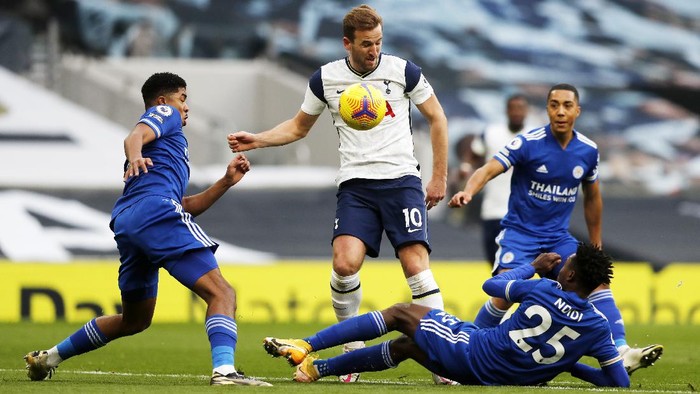 LONDON, ENGLAND - DECEMBER 20: Harry Kane of Tottenham Hotspur is challenged by Wilfred Ndidi (r) and James Justin of Leicester City during the Premier League match between Tottenham Hotspur and Leicester City at Tottenham Hotspur Stadium on December 20, 2020 in London, England. The match will be played without fans, behind closed doors as a Covid-19 precaution. (Photo by Frank Augstein - Pool/Getty Images)