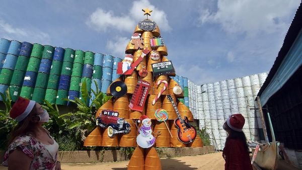 Unik! Ada Pohon Natal dari Drum Bekas di Bali