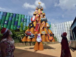 Unik! Ada Pohon Natal dari Drum Bekas di Bali