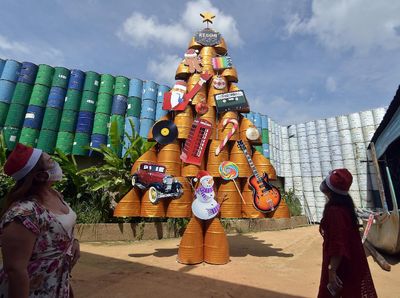 Unik! Ada Pohon Natal dari Drum Bekas di Bali
