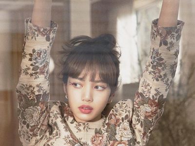 10 Potret Lisa BLACKPINK, Nempel di Dinding hingga Kaca Tetap Cantik