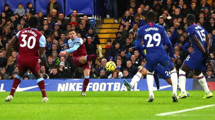 LONDON, ENGLAND - NOVEMBER 30:  Aaron Cresswell of West Ham United scores his teams first goal during the Premier League match between Chelsea FC and West Ham United at Stamford Bridge on November 30, 2019 in London, United Kingdom. (Photo by Clive Rose/Getty Images)