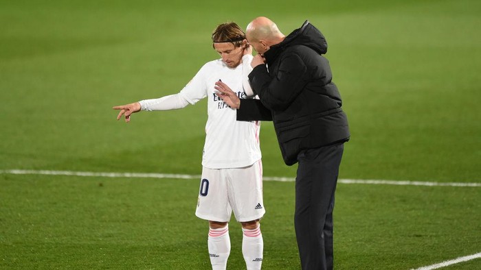 MADRID, SPAIN - DECEMBER 15: Zinedine Zidane, Head Coach of Real Madrid talks to Luka Modric of Real Madrid during the La Liga Santander match between Real Madrid and Athletic Club at Estadio Alfredo Di Stefano on December 15, 2020 in Madrid, Spain. Sporting stadiums around Spain remain under strict restrictions due to the Coronavirus Pandemic as Government social distancing laws prohibit fans inside venues resulting in games being played behind closed doors.  (Photo by Denis Doyle/Getty Images)