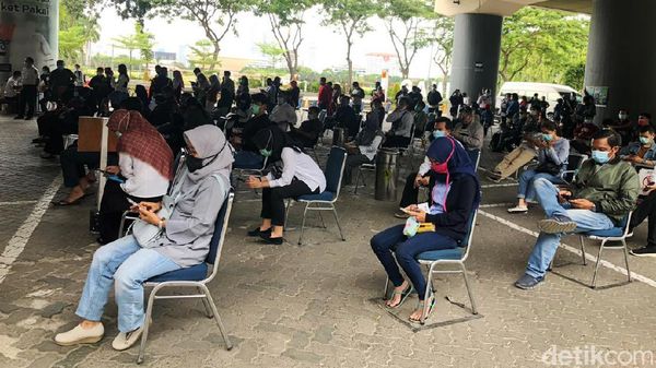 Antrean Mengular Rapid Antigen di Stasiun