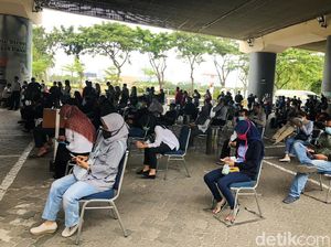 Antrean Mengular Rapid Antigen di Stasiun