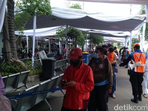 Jelang Libur Natal, Tes Covid-19 di Stasiun Senen Mengular