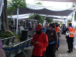 Jelang Libur Natal, Tes Covid-19 di Stasiun Senen Mengular