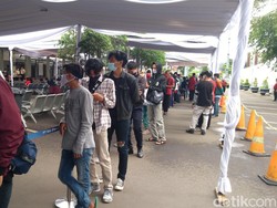 Senin Siang, Antrean Rapid Test Antigen Mengular di Stasiun Pasar Senen