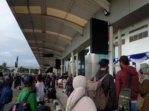 Antrean Rapid Test di Bandara Soetta Sempat Mengular Pagi Ini Antrean Rapid Test di Bandara Soetta Sempat Mengular Pagi Ini