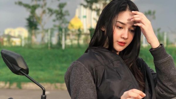 Anya Geraldine, Antara Motor Skutik dan SIM C yang Bikin Netizen Salfok