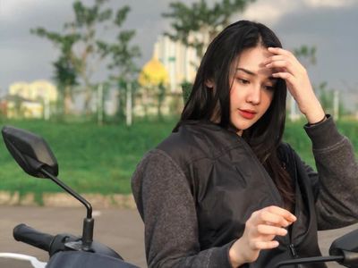 Anya Geraldine, Antara Motor Skutik dan SIM C yang Bikin Netizen Salfok