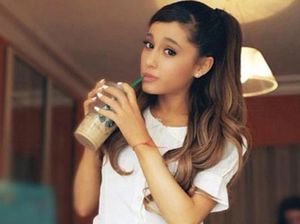 Pose Menggemaskan Ariana Grande saat Ngopi Pose Menggemaskan Ariana Grande saat Ngopi