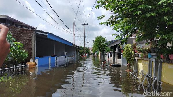 Foto: Banjir 2 Meter Rendam Rumah Warga di Perumnas Antang Makassar