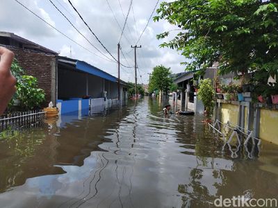 Foto: Banjir 2 Meter Rendam Rumah Warga di Perumnas Antang Makassar