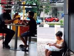 Nyesek! Pemandangan 2 Bocah Asyik Makan dan Jualan Makanan di Resto