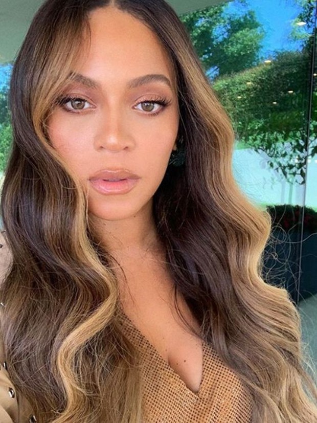 Bold brunette panels/pinterest.com/whowhatwear Panel tebal dibagian ujung dan tengah, membuat tampilannya semakin modern serta segar.