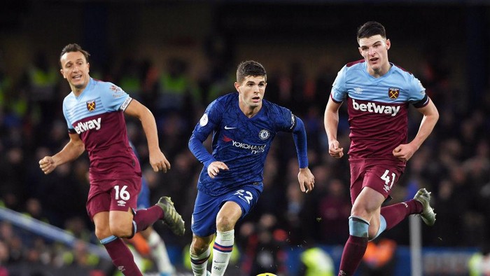 LONDON, ENGLAND - NOVEMBER 30:  Christian Pulisic of Chelsea runs with the ball during the Premier League match between Chelsea FC and West Ham United at Stamford Bridge on November 30, 2019 in London, United Kingdom. (Photo by Mike Hewitt/Getty Images)