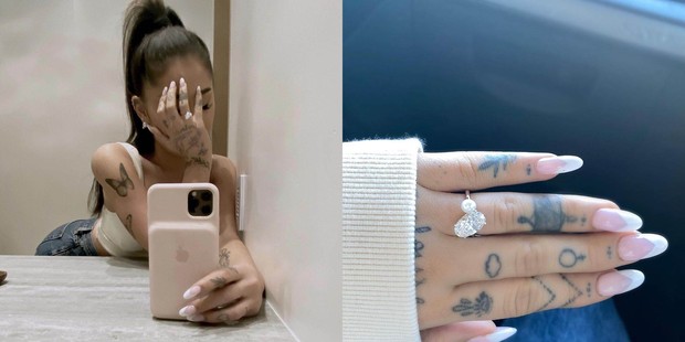 Ariana membagikan foto close-up dan memamerkan cincin pertunangannya yang cantik dengan mirror selfie.
