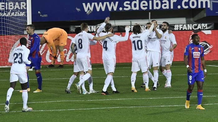 Real Madrids Luka Modric, third right, celebrates with teammates after scoring during the Spanish La Liga soccer match between Eibar and Real Madrid, at Ipurua stadium, in Eibar, northern Spain, Sunday, Dec. 20, 2020. (AP Photo/Alvaro Barrientos)