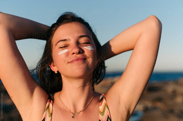 Jadi menggunakan sunscreen ber-SPF saat musim ujan sangatlah penting karena ini cara nomor satu untuk mencegah penuaan dini
