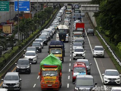 H-5 Natal, Kendaraan Mengular Panjang di Tol JORR Menuju Cikampek