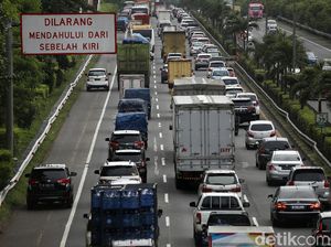 Imbas Tanah Ambles, Tol Cipali Arah Jakarta Padat 7 Km Imbas Tanah Ambles, Tol Cipali Arah Jakarta Padat 7 Km