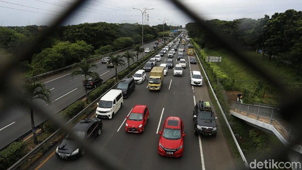 H-5 Natal, Kendaraan Mengular Panjang di Tol JORR Lima hari menjelang perayaan Natal 2020, arus kendaraan mengular panjang yang akan meninggalkan Jakarta menuju Cikampek , di KM39 Tol JORR Jakarta, Senin (21/12/2020) pagi