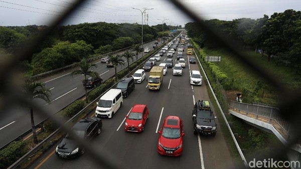 Lima hari menjelang perayaan Natal 2020, arus kendaraan mengular panjang yang akan meninggalkan Jakarta menuju Cikampek , di KM39 Tol JORR Jakarta, Senin (21/12/2020) pagi