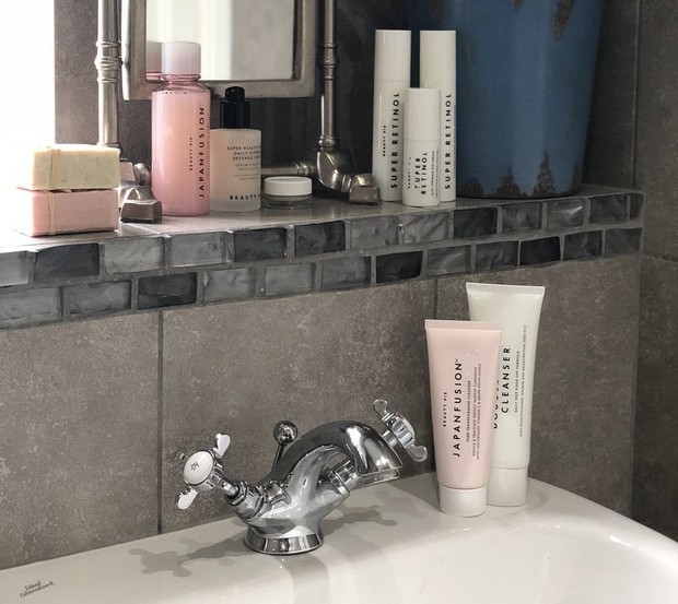 Pembersih wajah berbahan dasar sabun dengan pH tinggi tidak boleh digabung dengan vitamin C. Sebab, pembersih wajah tersebut dapat menurunkan kemampuan kulit menyerap vitamin C.