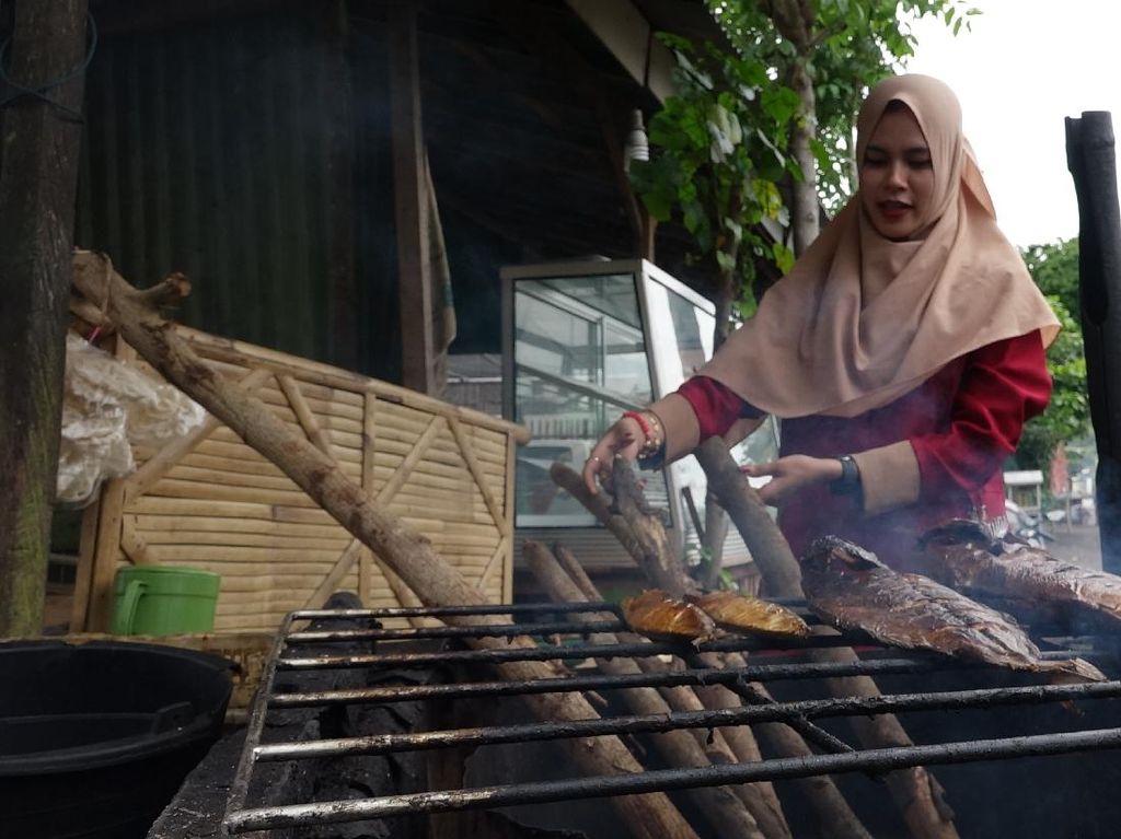 Lewat Probolinggo Bisa Bertemu Siti, Penjual Ikan Asap yang Cantik dan Ramah