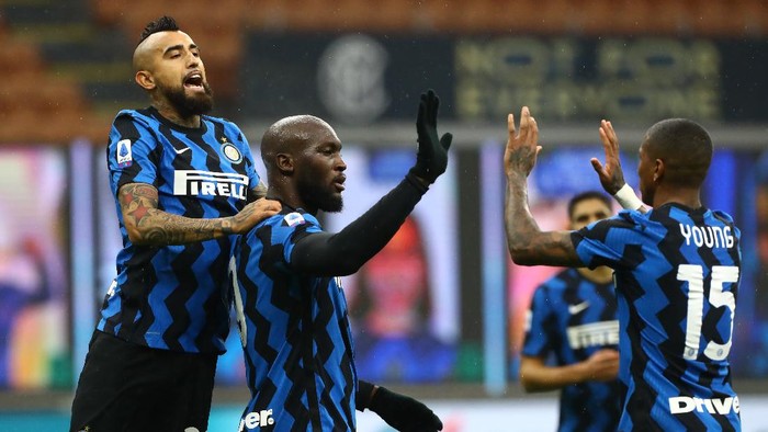 MILAN, ITALY - DECEMBER 20: Romelu Lukaku of Inter Milan celebrates with (l-r) Arturo Vidal and Ashley Young after scoring their sides second goal from a penalty  during the Serie A match between FC Internazionale and Spezia Calcio at Stadio Giuseppe Meazza on December 20, 2020 in Milan, Italy. Sporting stadiums around Italy remain under strict restrictions due to the Coronavirus Pandemic as Government social distancing laws prohibit fans inside venues resulting in games being played behind closed doors. (Photo by Marco Luzzani/Getty Images)