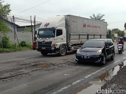 Hati-hati Lur! Jalan Pantura Kudus-Pati Banyak Lubang