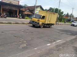 Hati-hati! Ada Ratusan Lubang di Jalur Pantura Pemalang-Batang