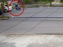 Video Detik-detik 2 Pelajar Ditabrak Truk di Jambi