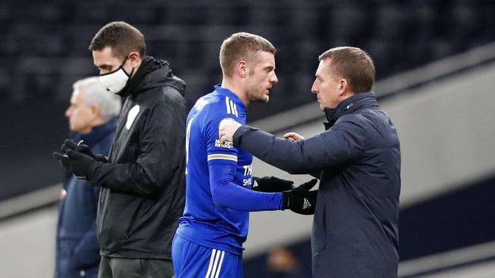 Leicesters Jamie Vardy, left is hugged by Leicesters manager Brendan Rodgers after being substituted during the English Premier League soccer match between Tottenham Hotspur and Leicester City at the White Hart Lane stadium in London, Sunday, Dec. 20, 2020. (AP Photo/Frank Augstein, Pool)