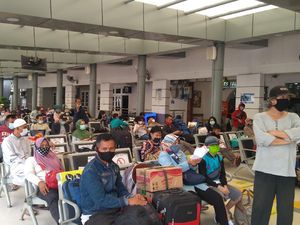 Jelang Libur Nataru, Stasiun Pasar Senen Ramai Penumpang Siang Ini Jelang Libur Nataru, Stasiun Pasar Senen Ramai Penumpang Siang Ini