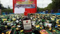 Jelang Nataru, Ribuan Botol Miras Dimusnahkan di Bandung