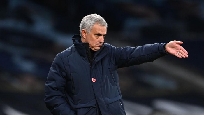 LONDON, ENGLAND - DECEMBER 20: Jose Mourinho, Manager of Tottenham Hotspur gives their team instructions during the Premier League match between Tottenham Hotspur and Leicester City at Tottenham Hotspur Stadium on December 20, 2020 in London, England. The match will be played without fans, behind closed doors as a Covid-19 precaution. (Photo by Andy Rain - Pool/Getty Images)