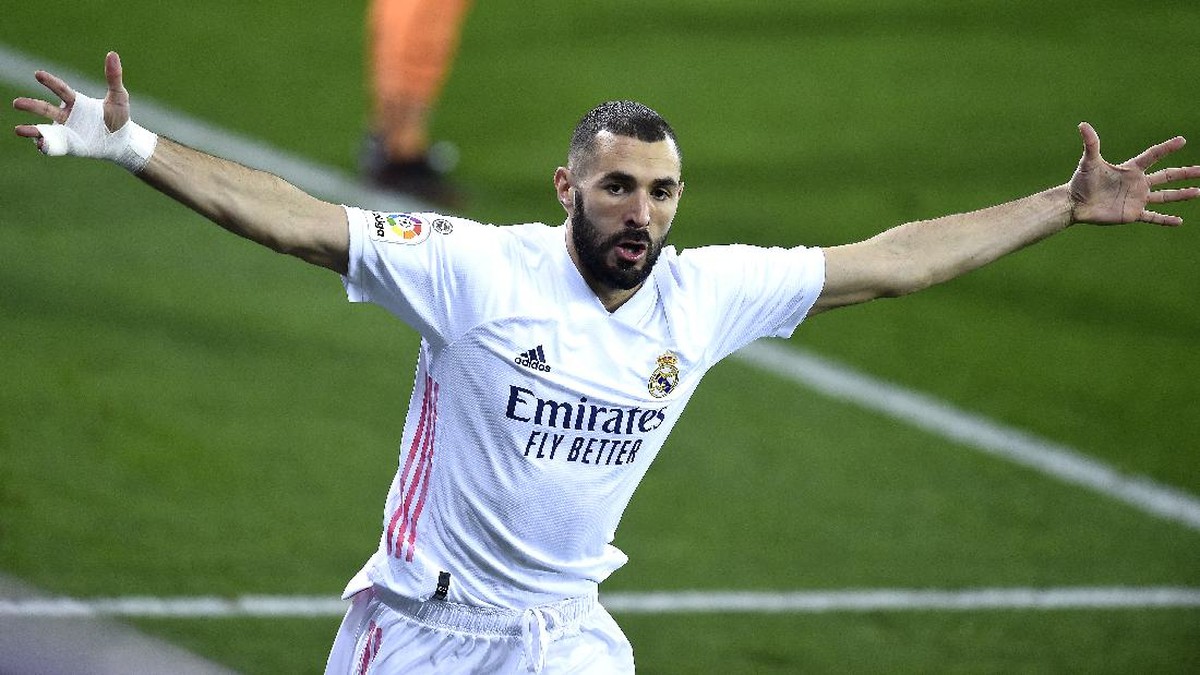 Karim Benzema masih dinanti kembali ke Lyon. (Foto: Juan Manuel Serrano Arce/Getty Images)