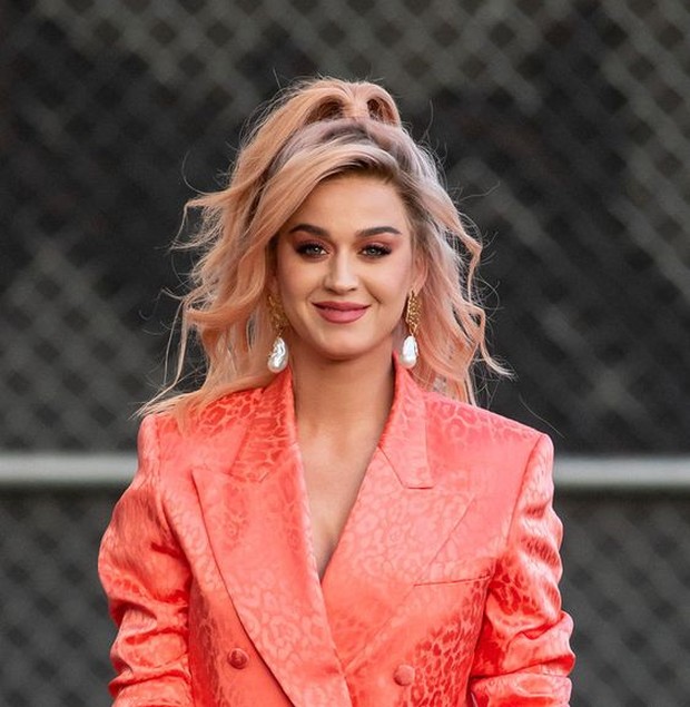 Tampilannya terlihat bergitu segar dan awet muda dibandingkan biasanya.