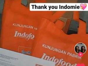 Komplain Bumbu Mie Instan Bocor, Wanita Ini Dapat Sekardus Mie Gratis Komplain Bumbu Mie Instan Bocor, Wanita Ini Dapat Sekardus Mie Gratis