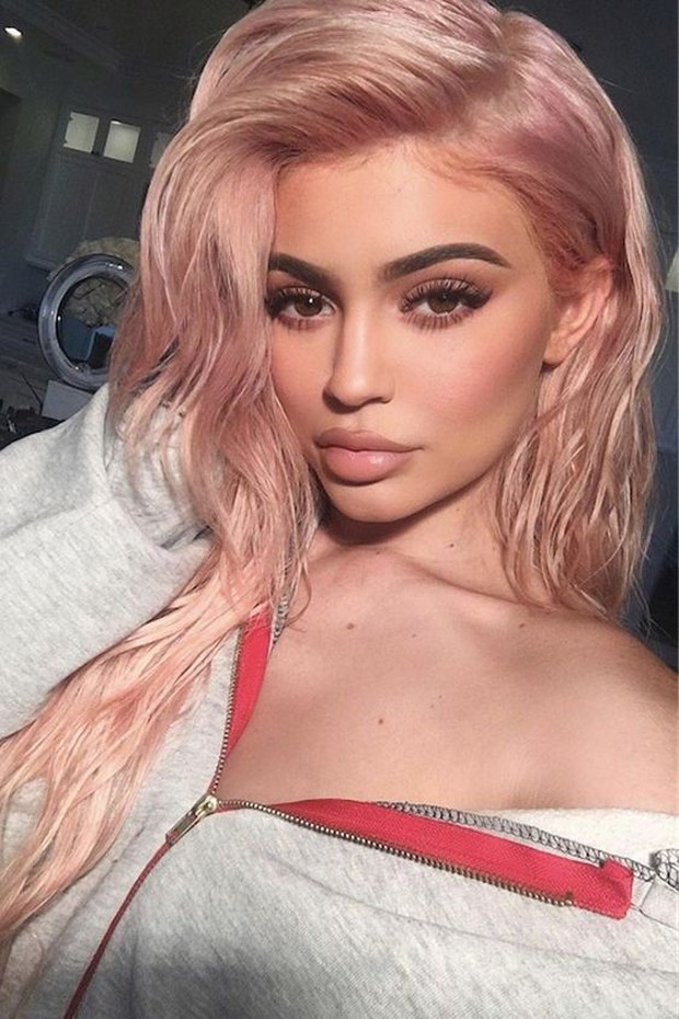 Membuat akar rambutnya lebih lembut dan pada ujung rambut agak sedikit gelap.