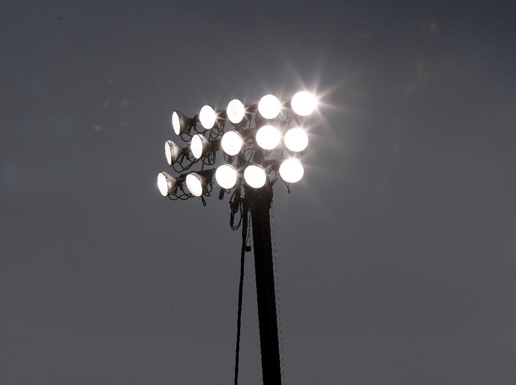 Insiden Ngeri di Liga Prancis, Petugas Tertimpa Lampu Stadion
