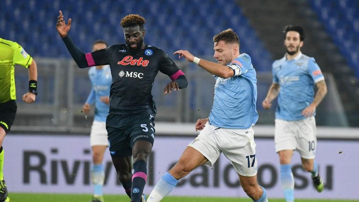 ROME, ITALY - DECEMBER 20:  Tiemoue Bakayoko of SSC Napoli compte for the ball with Ciro Immobile of SS Lazio during the Serie A match between SS Lazio and SSC Napoli at Stadio Olimpico on December 20, 2020 in Rome, Italy. Sporting stadiums around Italy remain under strict restrictions due to the Coronavirus Pandemic as Government social distancing laws prohibit fans inside venues resulting in games being played behind closed doors. (Photo by Marco Rosi - SS Lazio/Getty Images)
