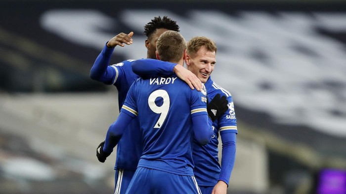 LONDON, ENGLAND - DECEMBER 20: Jamie Vardy of Leicester City celebrates with team mate Marc Albrighton (r) after their sides second goal, an own goal scored by Toby Alderweireld (Not pictured) of Tottenham Hotspur during the Premier League match between Tottenham Hotspur and Leicester City at Tottenham Hotspur Stadium on December 20, 2020 in London, England. The match will be played without fans, behind closed doors as a Covid-19 precaution. (Photo by Frank Augstein - Pool/Getty Images)