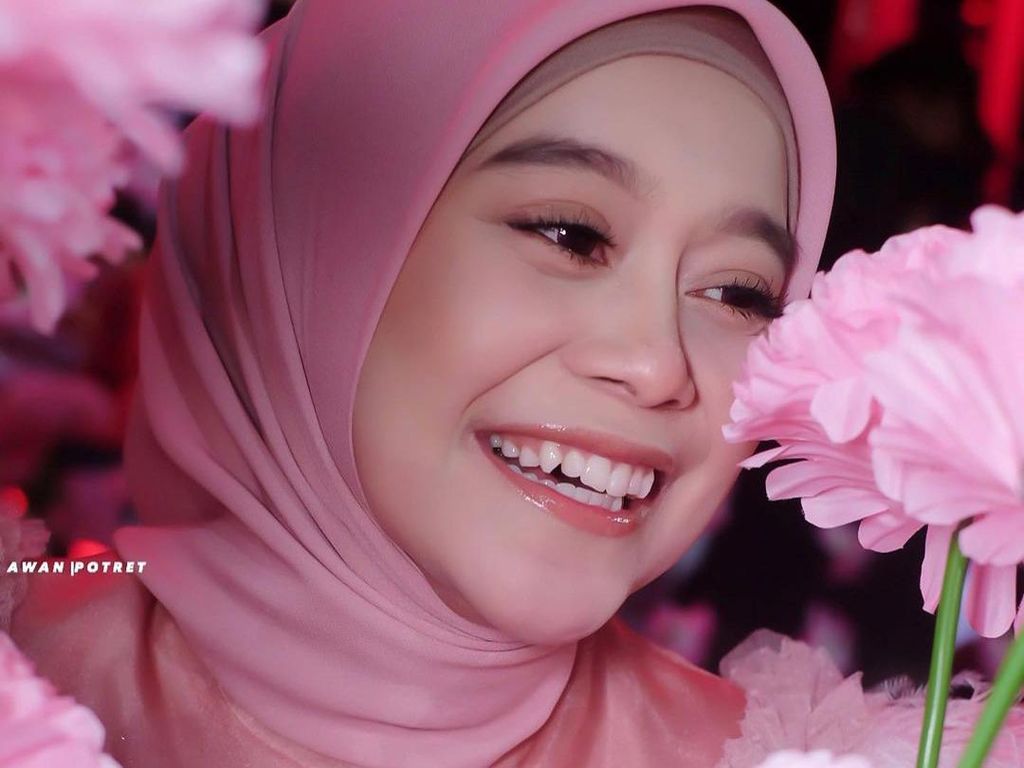 TOP 5: Lesti Wanita Tercantik Dunia, Gejala Corona Dewi Perssik TOP 5: Lesti Wanita Tercantik Dunia, Gejala Corona Dewi Perssik